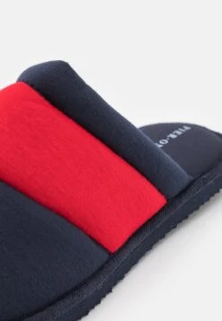 Pier One Unisex - Pantoffels - Dark Blue/Red 11 Pier One Unisex - Pantoffels - Dark Blue/Red -Pier One 3873ff5ffc164a00938853720f513c10