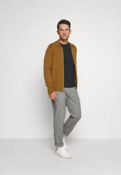 Pier One -Pier One e4cda864c02146c5a014440431b18626