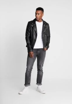 Pier One -Pier One ea5a45d6ac054aaf8ad5e779d70e706b